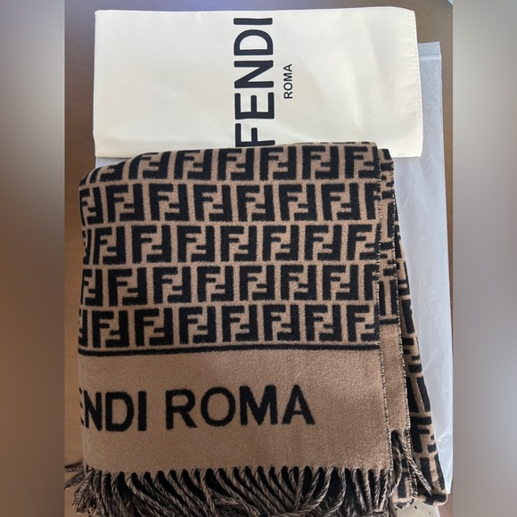 ❌❌SOLD! NWT Fendi FF Poncho - Picture 3 of 4